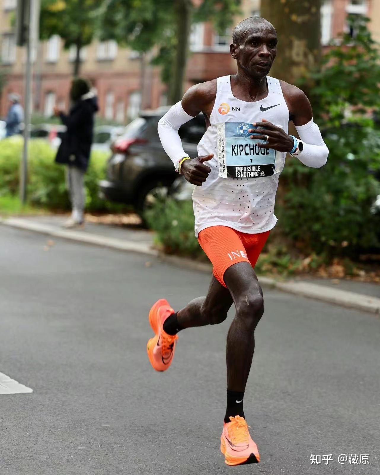 肯尼亚长跑选手驰骋赛场创纪录赢得金牌