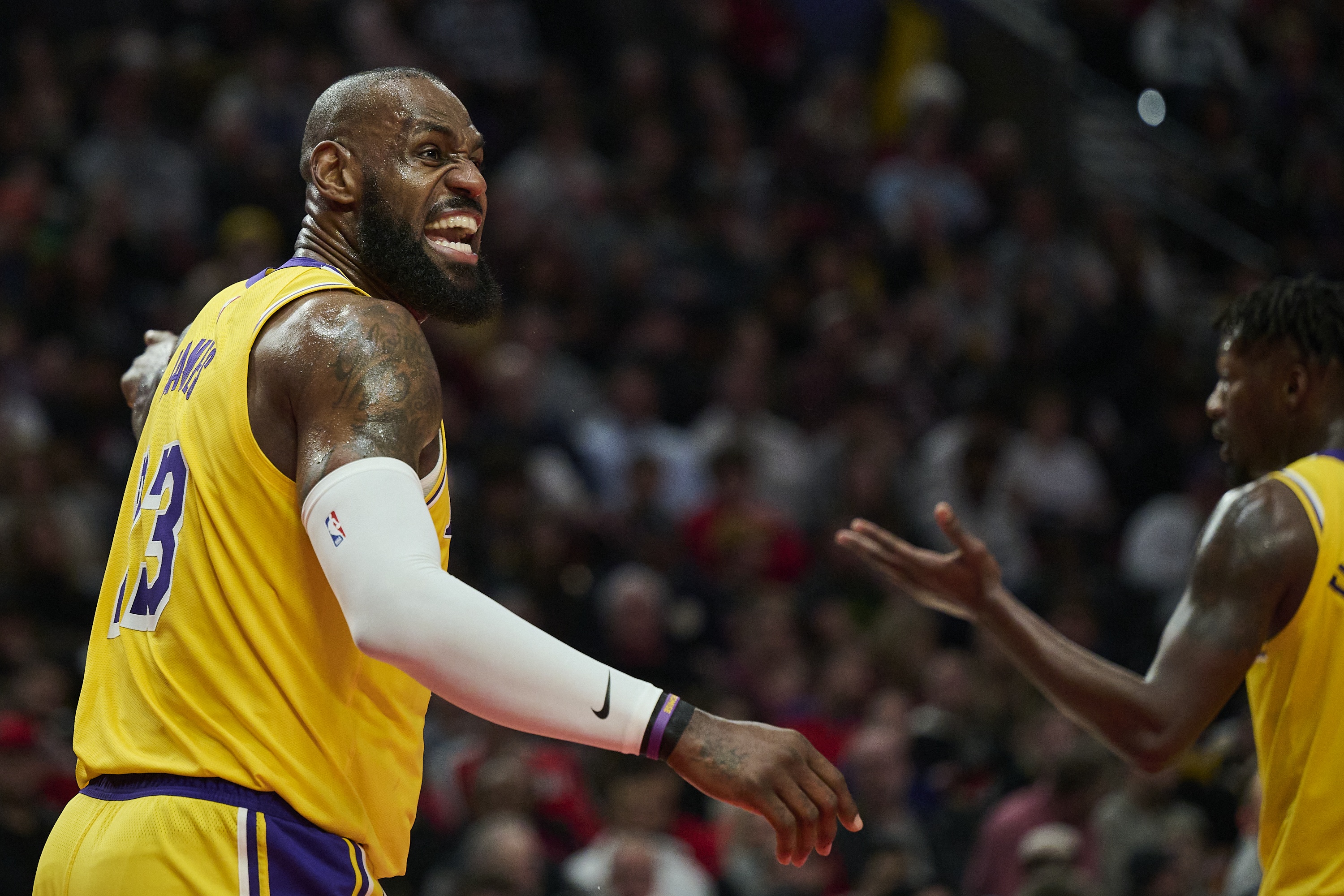 詹姆斯带领湖人逆转夺胜 詹姆斯带领湖人逆转夺胜