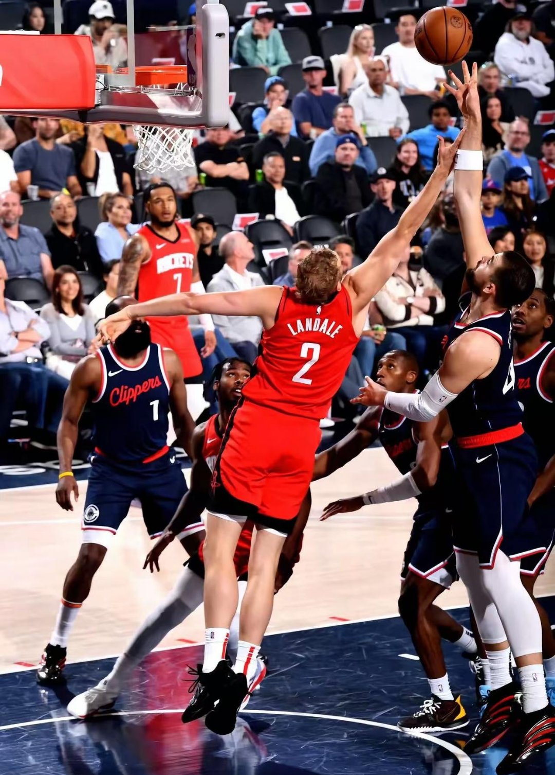 湖人擒下马刺,豪取五连胜 湖人擒下马刺,豪取五连胜