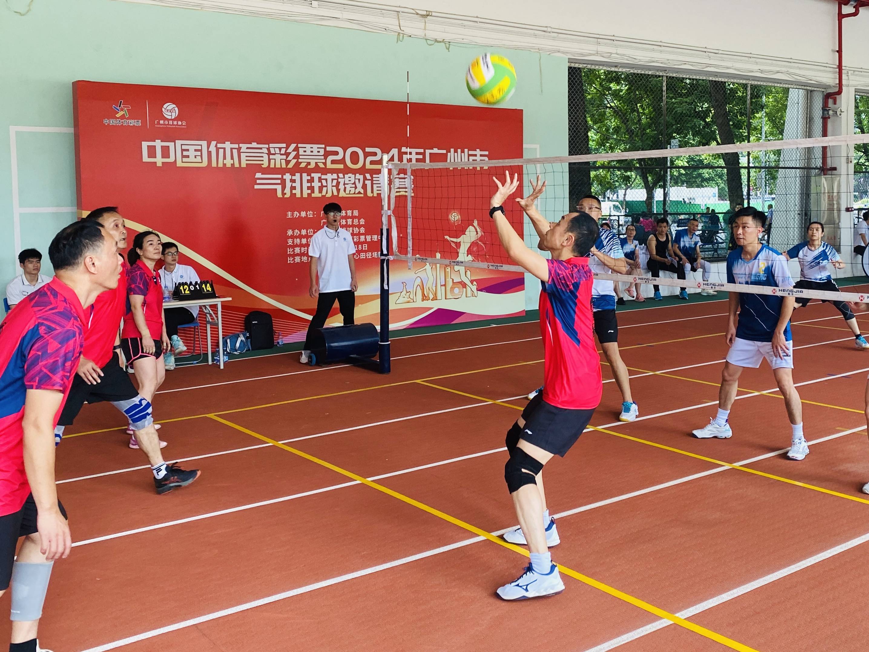 场面火爆！排球观众席沸腾不已