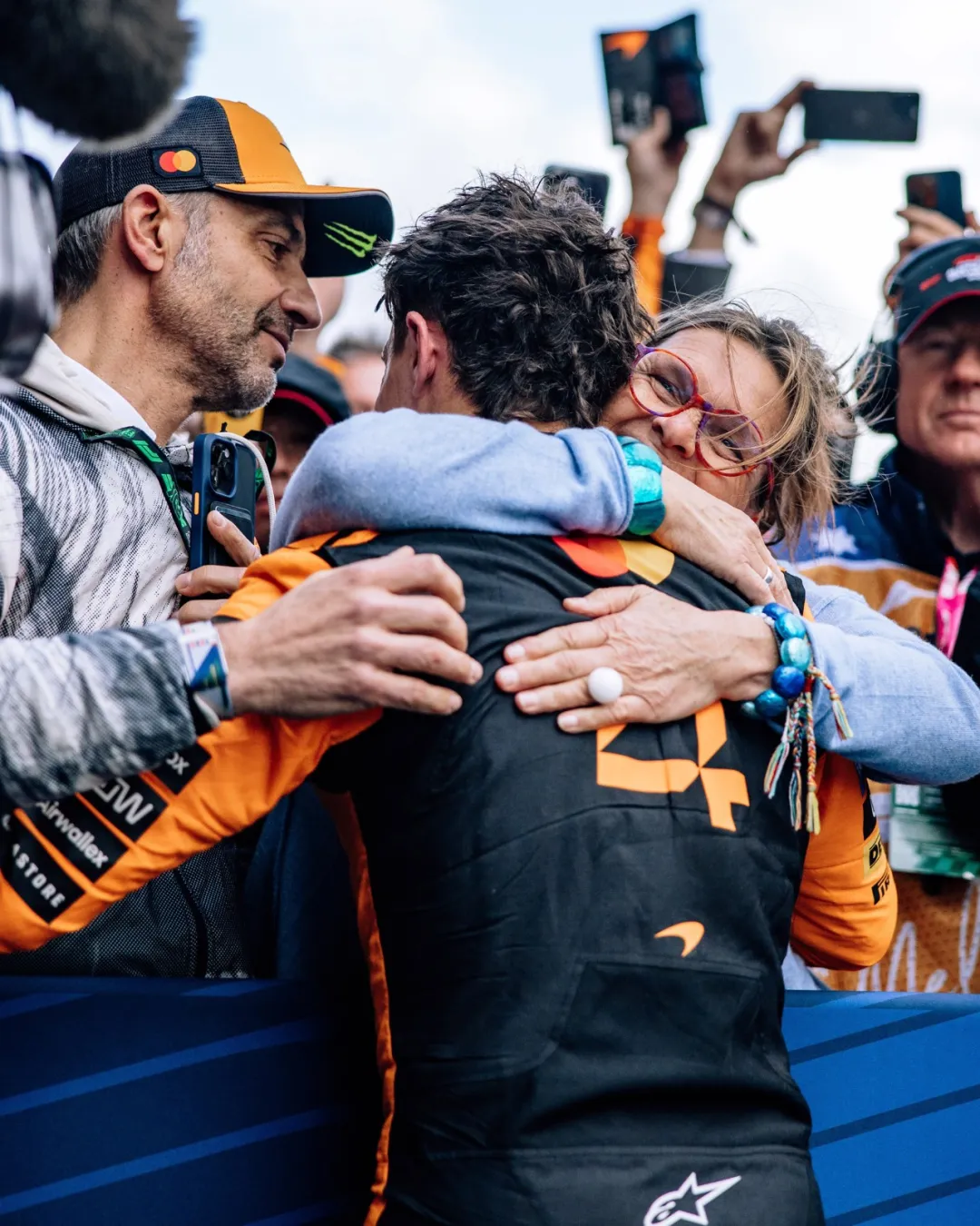 威廉姆斯险胜哈斯车队，汉密尔顿扛起全队